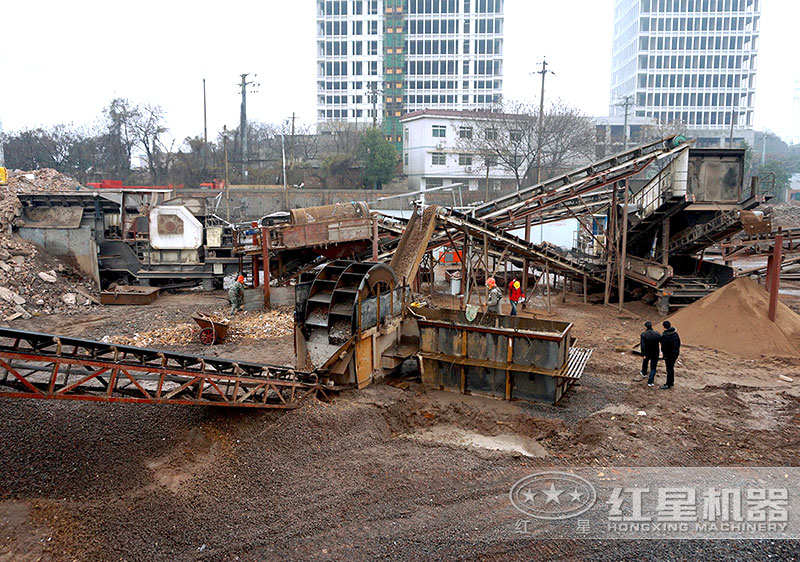 建筑垃圾制沙現(xiàn)場，配置車載制沙機
